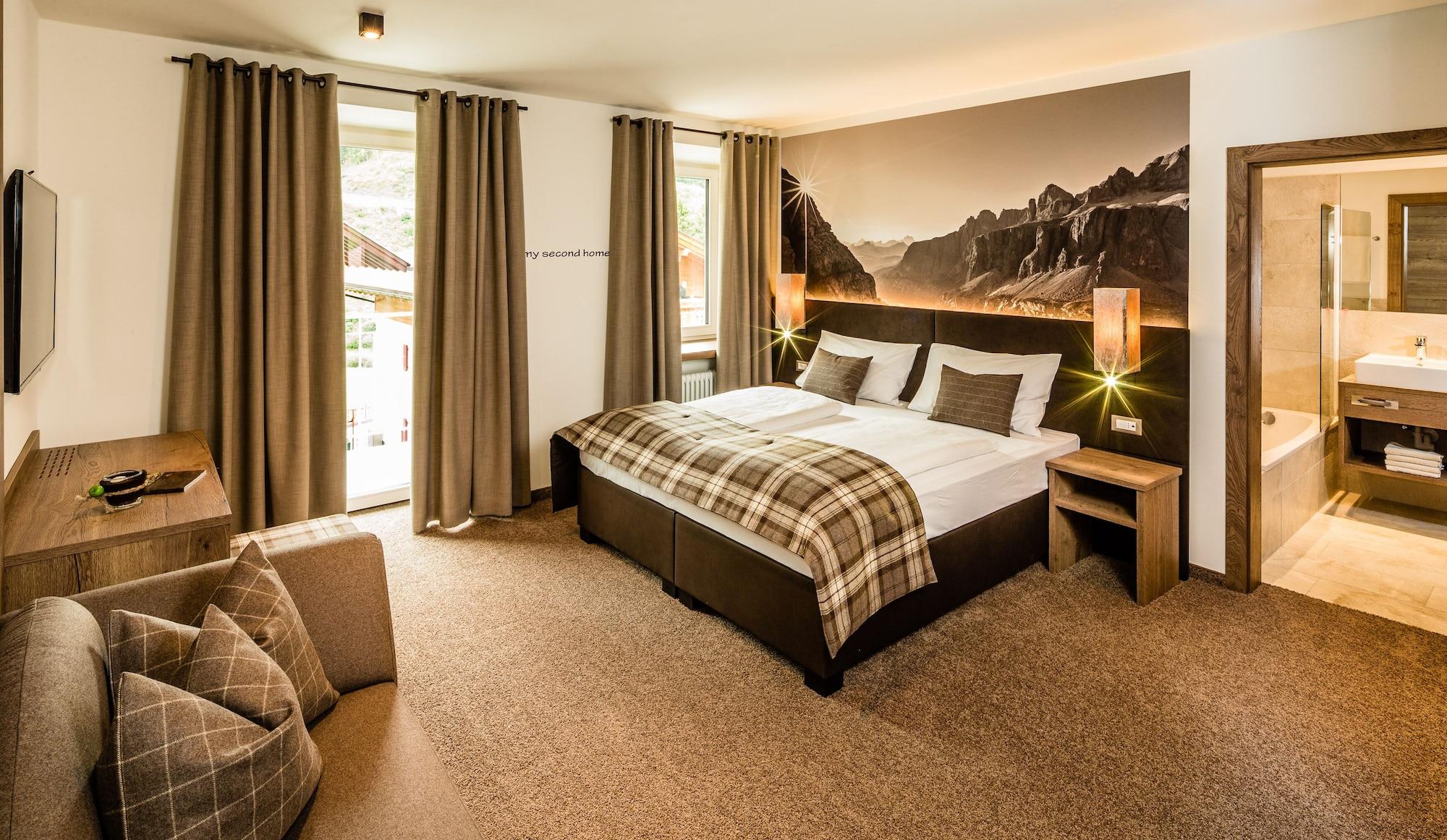 Hotel Touring Dolomites Santa Cristina Val Gardena Esterno foto