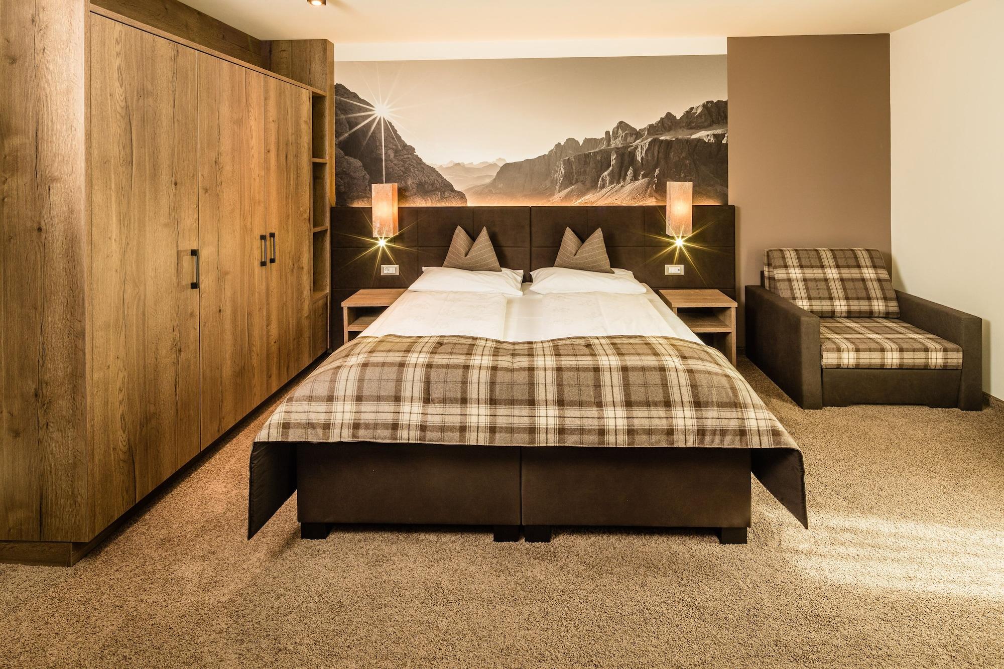 Hotel Touring Dolomites Santa Cristina Val Gardena Esterno foto