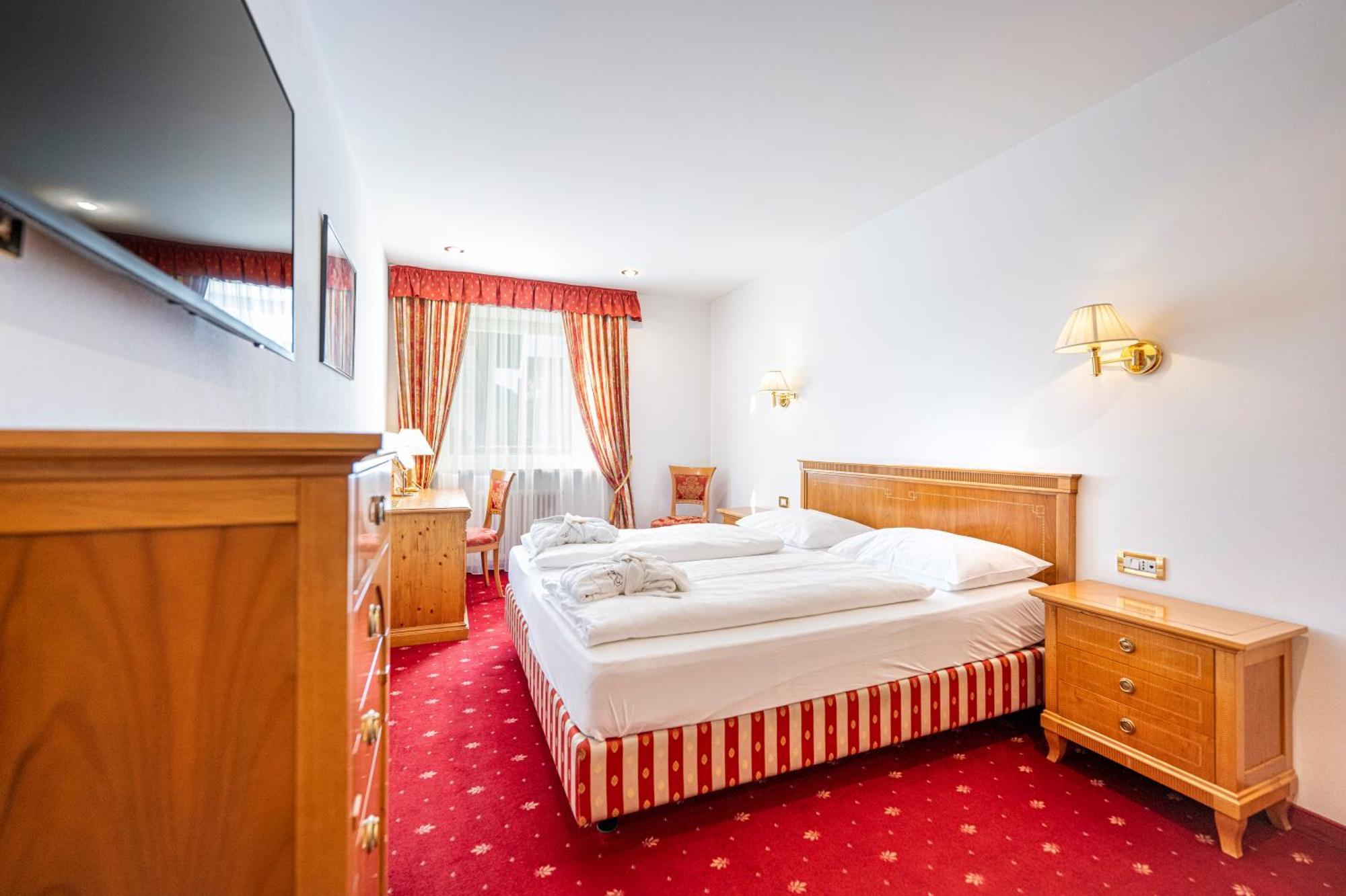 Hotel Touring Dolomites Santa Cristina Val Gardena Esterno foto